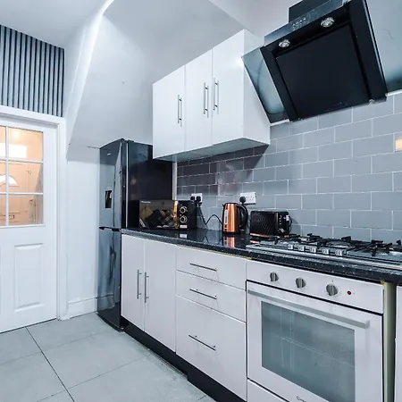 4-bed House Near Centre Feriehus
