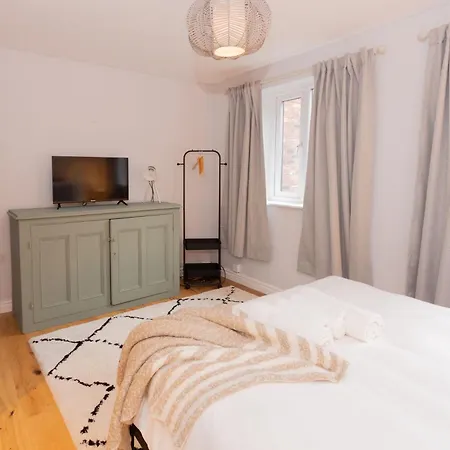 Cosy 4br House, West Didsbury, Bars And Restaurants Close By, Free Parking, Sleeps 8 Semesterbostad