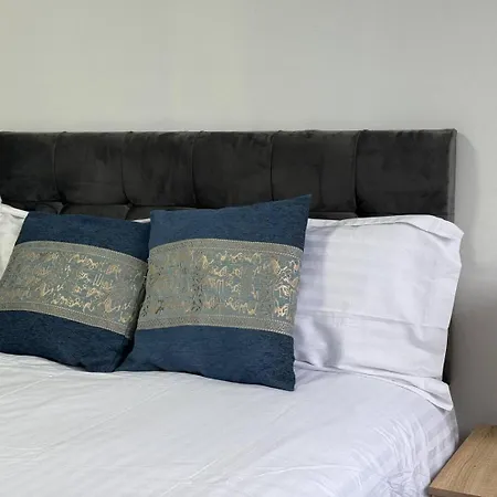 Spacious 4br Near Old Trafford Sleeps 7! בית נופש