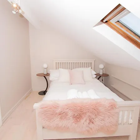Cosy 4br House, West Didsbury, Bars And Restaurants Close By, Free Parking, Sleeps 8 Semesterbostad