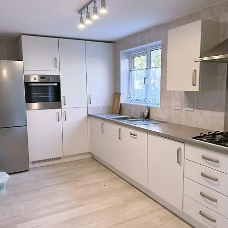 Konukevi Salford Detached House With Ensuite King