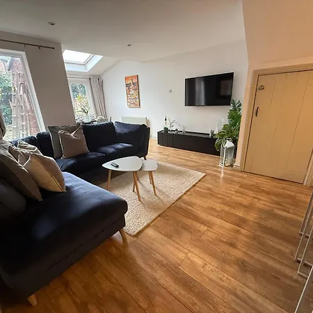 Cosy 4br House, West Didsbury, Bars And Restaurants Close By, Free Parking, Sleeps 8 *