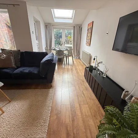Cosy 4br House, West Didsbury, Bars And Restaurants Close By, Free Parking, Sleeps 8 펜션 *
