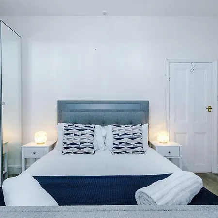Oldtrafford - Sleeps 6 - Free Parking - Free Wifi Manchester
