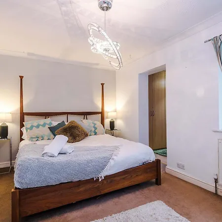 4 Bed House - Sleeps 8 - Free Parking - Manchester Dom wakacyjny *