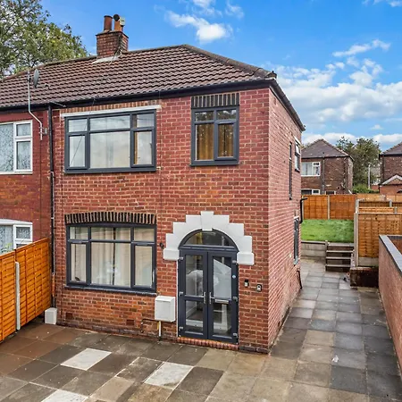 3 Bedroom House 4 Beds Free Parking 2sd Holiday home *