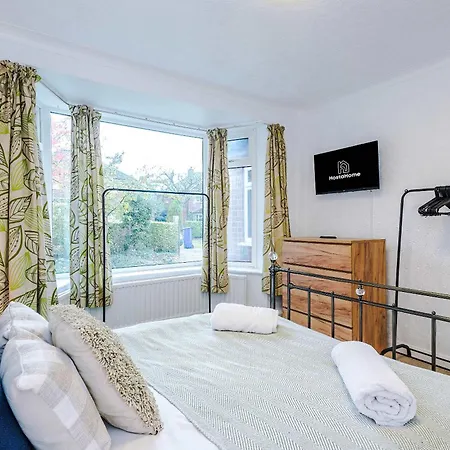 4 Bed House - Sleeps 8 - Free Parking - Manchester