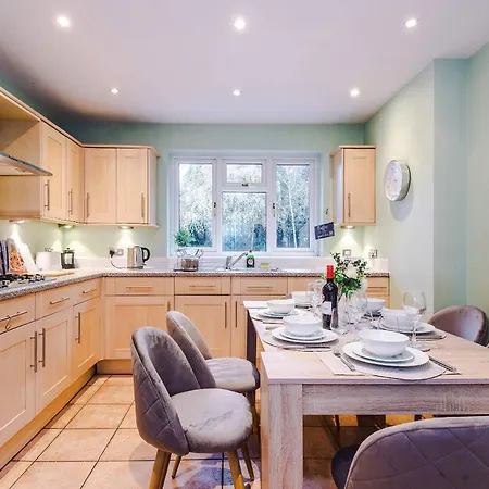 4 Bed House - Sleeps 8 - Free Parking - Manchester Dom wakacyjny Manchester