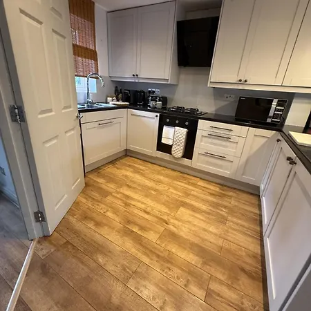 Cosy 4br House, West Didsbury, Bars And Restaurants Close By, Free Parking, Sleeps 8 Semesterbostad Manchester