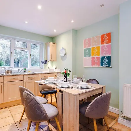 4 Bed House - Sleeps 8 - Free Parking - Manchester Manchester