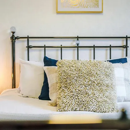 4 Bed House - Sleeps 8 - Free Parking - Manchester *