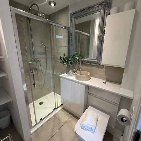 Semesterbostad Cosy 4br House, West Didsbury, Bars And Restaurants Close By, Free Parking, Sleeps 8