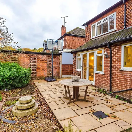 Dom wakacyjny 4 Bed House - Sleeps 8 - Free Parking - Manchester