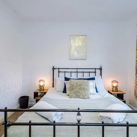 4 Bed House - Sleeps 8 - Free Parking - Manchester Dom wakacyjny *