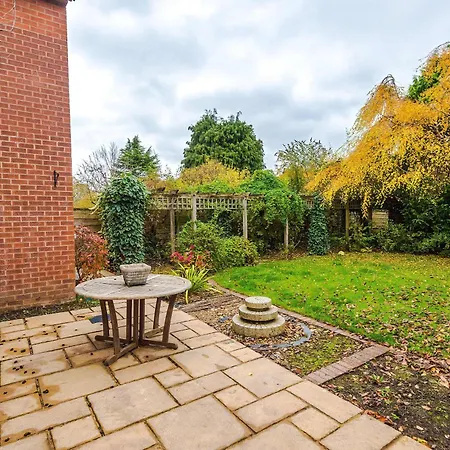 4 Bed House - Sleeps 8 - Free Parking - Manchester *