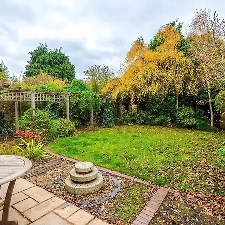 4 Bed House - Sleeps 8 - Free Parking - Manchester *