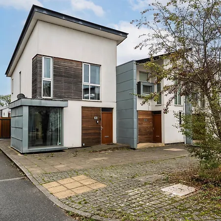 Semesterbostad Chic 3bd Abode With Pool Table - Etihad - Coop Live - Free Parking *