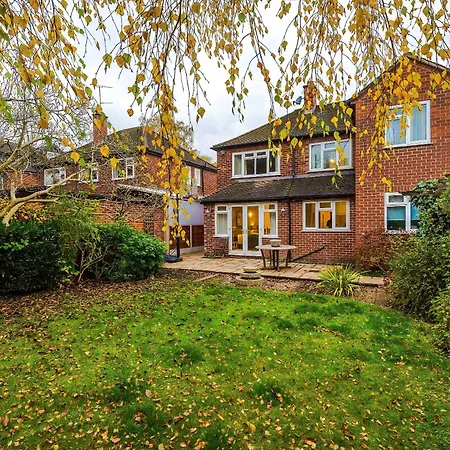 4 Bed House - Sleeps 8 - Free Parking - Manchester *