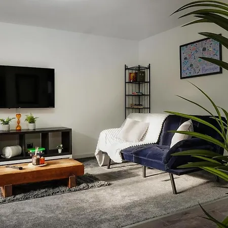 Modern 2-Bedroom Flat, Near City Centre, Ideal For Families & Groups