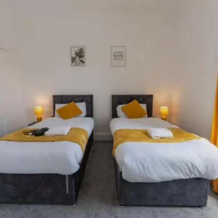 Free Parking, Large House For Contractors & Families, Sleeps 5, 5 Mins To Etihad Stadium Appartamento *