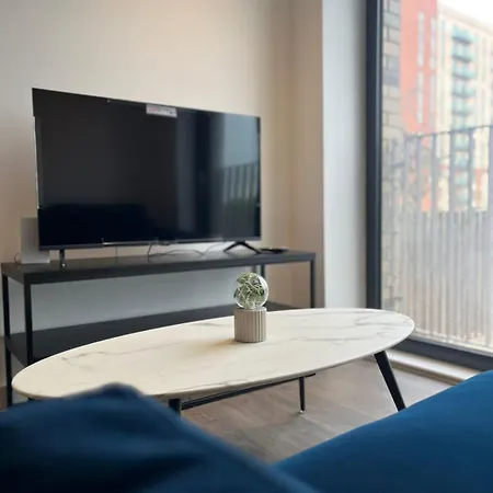 Joyful Group - Stylish 2 Bedroom Duplex With Sofa Bed In Salford M5 Apartament