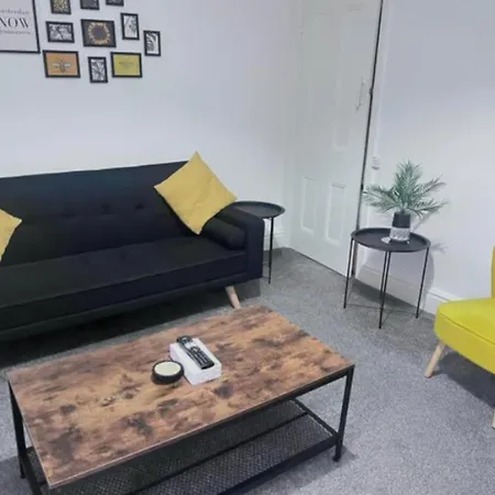 Appartamento Free Parking, Large House For Contractors & Families, Sleeps 5, 5 Mins To Etihad Stadium *