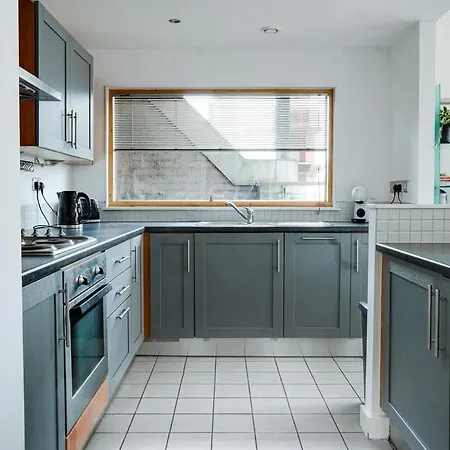 Bright 2br With Balcony Views Apartment