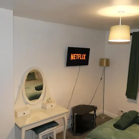 Spacious 4 Bed Maisonette Close To Salford Quays And With Smart Tvs And Netflix Perfect For Families And Contractors Apartamento