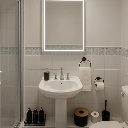 Modern 4br Near Airport & Parking Sleeps 9