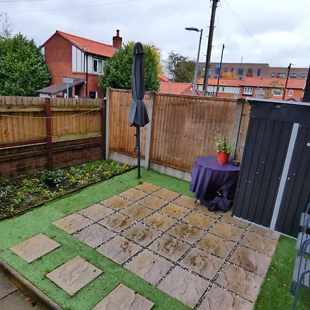 Spacious 4 Bed Maisonette Close To Salford Quays And With Smart Tvs And Netflix Perfect For Families And Contractors *