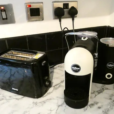 Spacious 4 Bed Maisonette Close To Salford Quays And With Smart Tvs And Netflix Perfect For Families And Contractors *