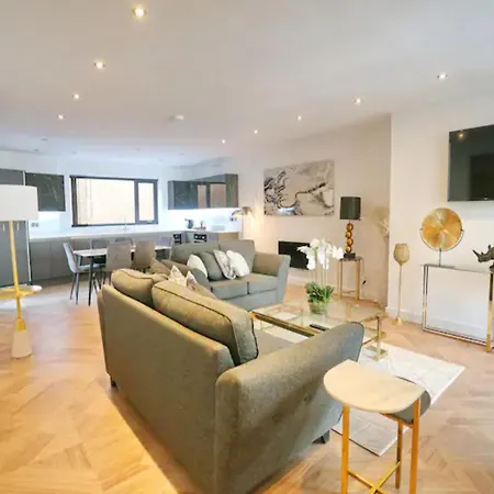 Ξενοδοχείο με διαμερίσματα Super King Penthouse Minutes From Arndale Centre - Pass The Keys 4*