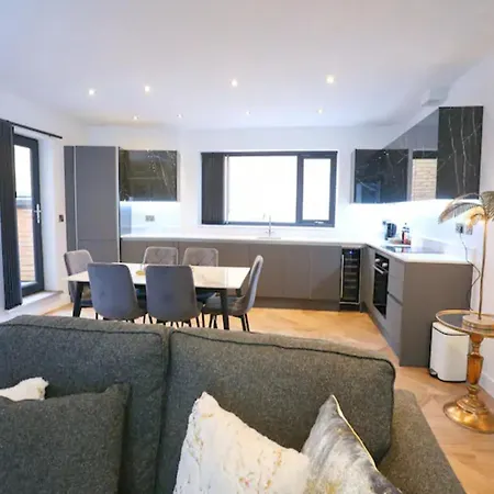 Super King Penthouse Minutes From Arndale Centre - Pass The Keys 4*