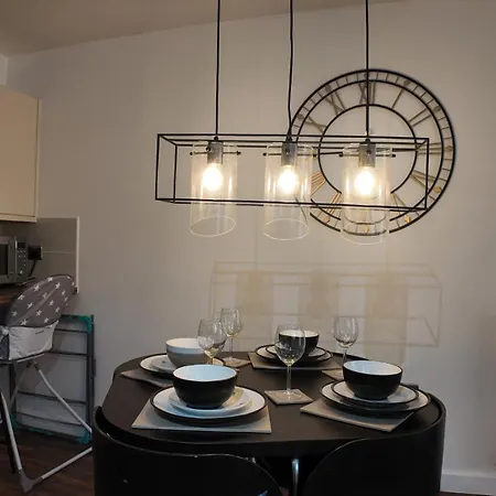 Stylish In Vibrant Salford, Manchester! * מנצ'סטר