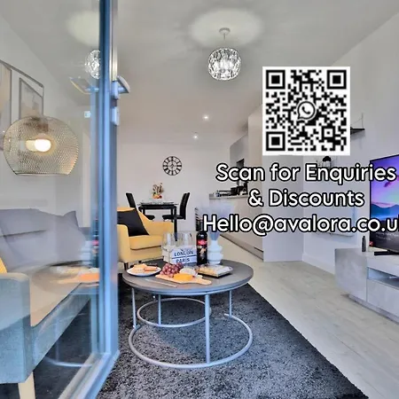 Modern 2 Bed, 2 Bath With Ensuite By Avalora Short Lets & Serviced Salford With Balcony, Near Tram Stop Salford Quays דירה *