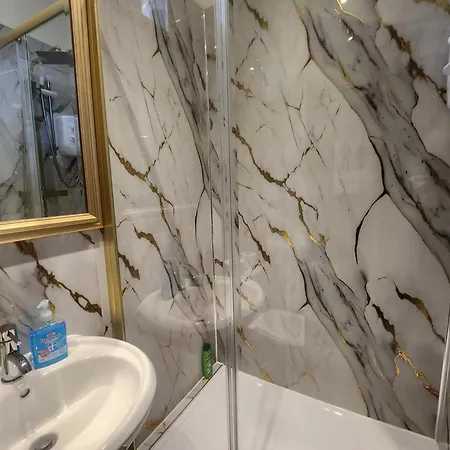 Charming Tudor White House Free Wifi بيت للعطل مانشستر