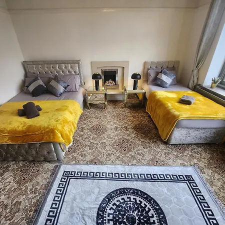 Charming Tudor White House Free Wifi *