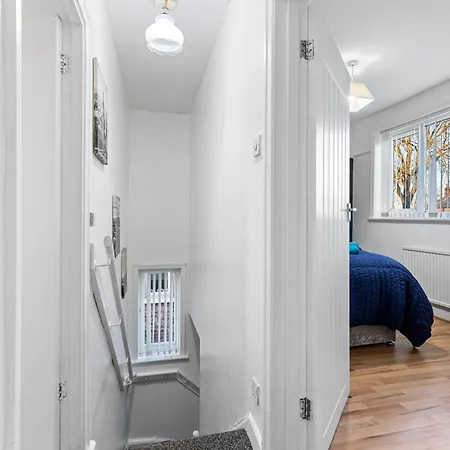 Comfy Bedroom Getaway بيت للعطل *
