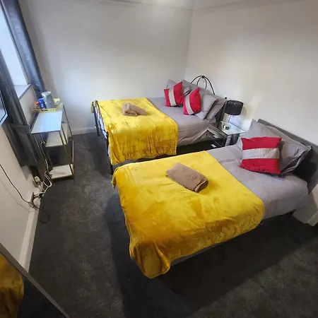 Charming Tudor White House Free Wifi