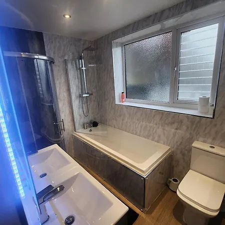 Charming Tudor White House Free Wifi بيت للعطل