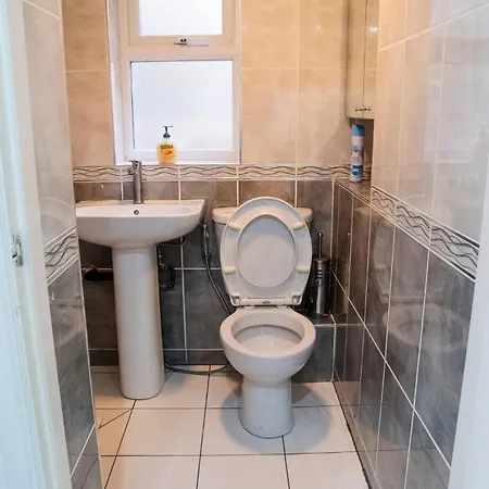 Ferienhaus Modern 4-bed Retreat In Prestwich, Perfect For Weekend Getaways