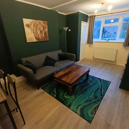 #85 Stylish Salford Free Parking Sleeps 6 *