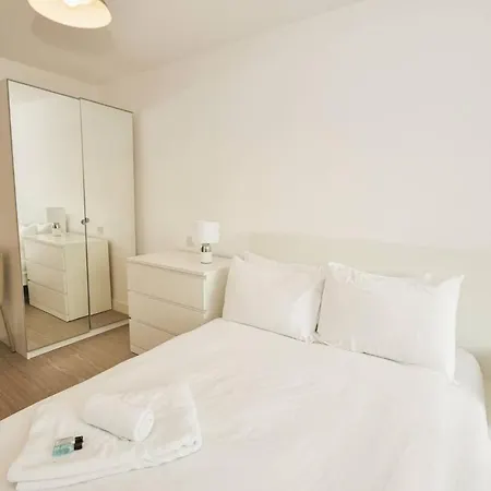 Modern 1 Bed With Views In