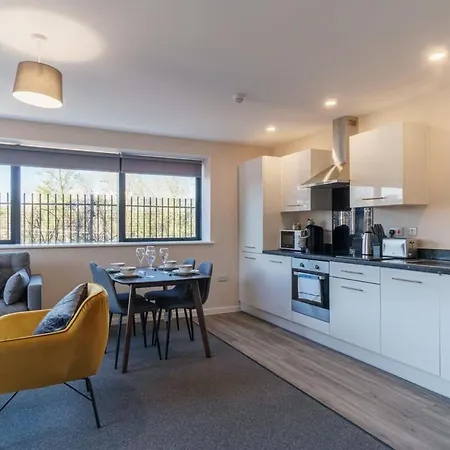 Spacious Salford Quays Apartment, Prime Location *