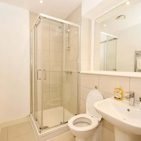 Modern 1 Bed With Views In *