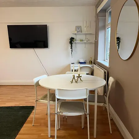 The Cotton Mill Hideaway - One Bedroom - Free Parking Near Etihad Stadium & Coop Live * Manchester