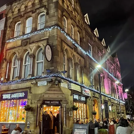 Mitre Centre מלון