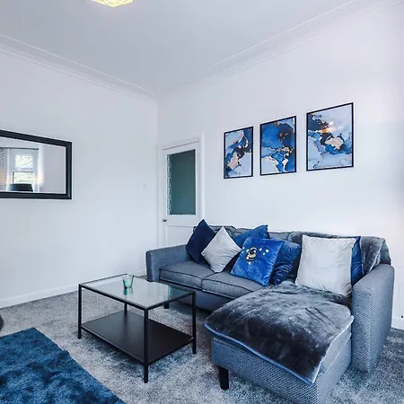 Large 4 Bed House Sleeps 8 By Host A Semesterbostad *