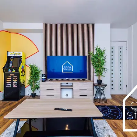 Spacious 3 Bed With Pac-man, Darts And 2 Parking Spaces * 맨체스터