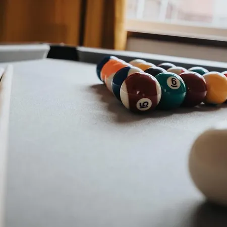 Comfy 3br - Pool Table - Games - Sleeps 8 בית נופש *